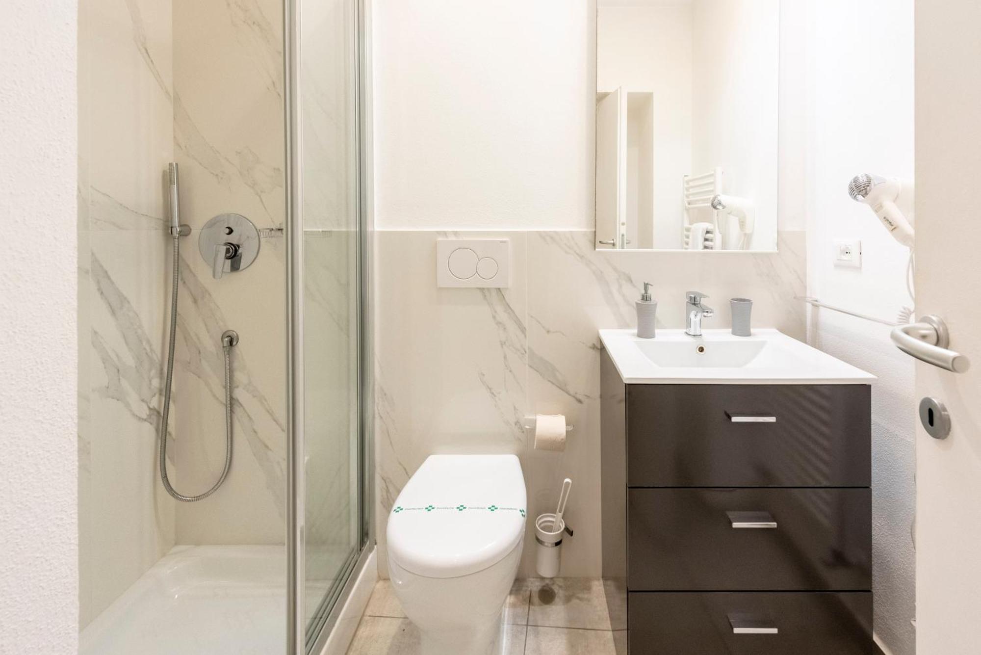 ראפאלו Alla Casa Rosa Al Mare, Central Seafront Stay With Free Private Garage, Air Conditionig, Wi-Fi, Ideal Choice For A Relaxing And Exciting Coastal Escape חדר תמונה