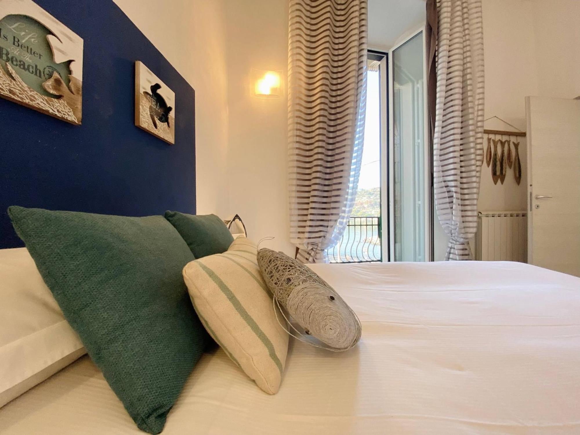 ראפאלו Alla Casa Rosa Al Mare, Central Seafront Stay With Free Private Garage, Air Conditionig, Wi-Fi, Ideal Choice For A Relaxing And Exciting Coastal Escape מראה חיצוני תמונה